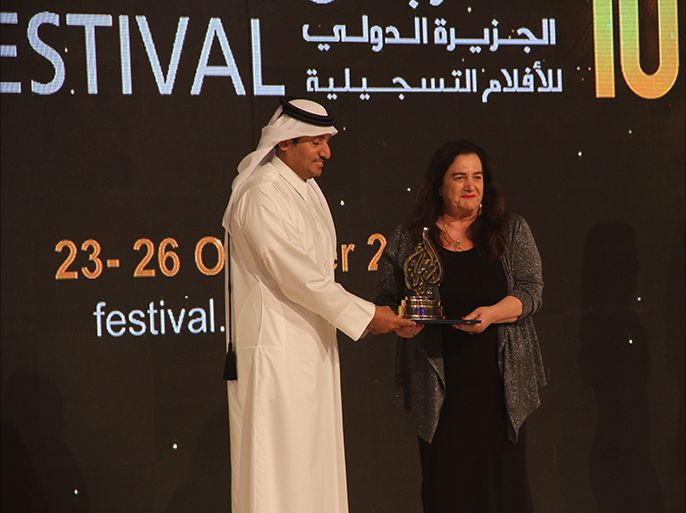 ماري غرغور تتسلم الجائزة الذهبية لفئة الفيلم الطويل- مهرجان الجزيرة 2014