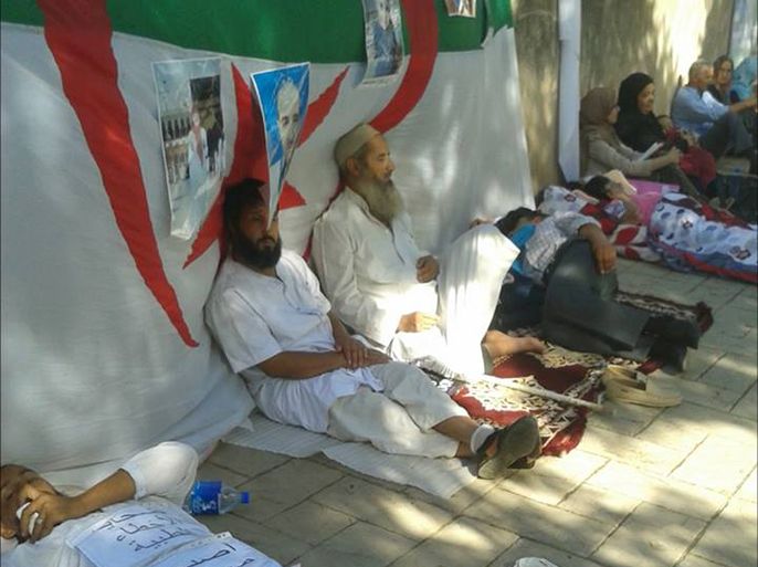 اعتصام ضحايا الأخطاء الطبية امام وزارة الصحة بالجزائر