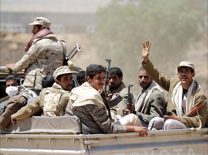 مسلحون حوثيون على متن سيارة للجيش في صنعاء الجزيرة نت