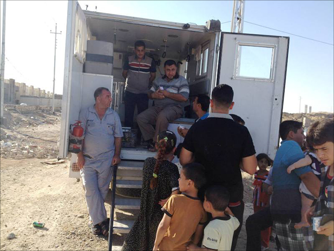 فريق طبي عراقي يقدم لقاحات شلل الأطفال في ناحية الحبانية (الجزيرة)