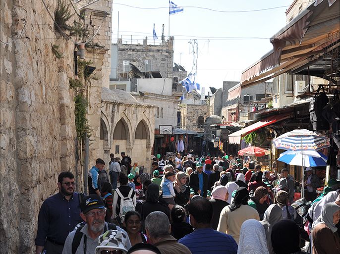 العلم الإسرائيلي يرفع على عقارات واملاك للاجئين في أسواق البلدة القديمة بالقدس المحتلة والتي بيعت من قبل الحكومة الإسرائيلية للجمعيات الاستيطانية، الصورة التقطت في شهر ابريل –نيسان من العام 2014