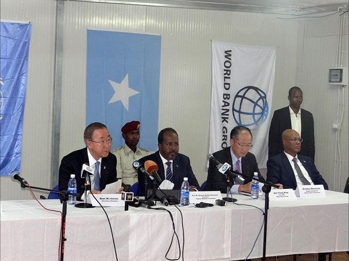 مؤتمر صحفي جمع الأمين العام للأمم المتحدة بان كي مون مع المسؤولين الصوماليين ورؤساء البنك الدولي والبنك الإسلامي للتنمية ،مقديشو 29 أكتوبر 2014 (الجزيرة نت).