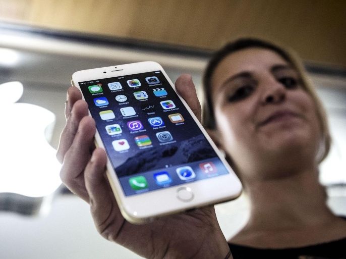 A girl shows the new Iphone 6 outside a Apple Store in Milan, Italy, 26 September 2014. The new iPhone 6 and iPhone 6 Plus models went on sale this morning.