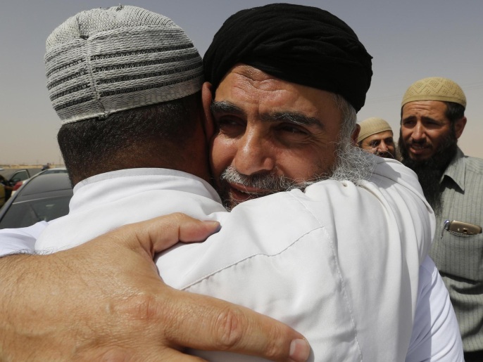 ‪أبو قتادة يعانق بعض أفراد عائلته عند إطلاق سراحه الشهر الماضي‬ (رويترز)
