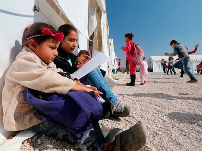 الأطفال يمرحون ويلعبون في مدرسة مشيدة من الخيم تشبه المخيمات التي يعيشون فيها في زحلة شرق لبنان في أوكتوبر 24 2014