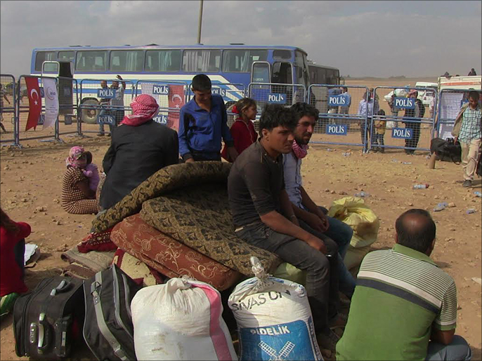 ‪لاجئو عين العرب حملوا معهم بعض الحاجيات الضرورية لرحلة قد تطول‬ (الجزيرة)
