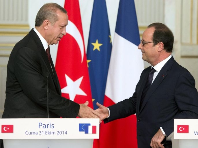 French President Francois Hollande (R) shakes hands with his Turkish counterpart Recep Tayyip Erdogan, following a joint statement at the Elysee Palace, on October 31, 2014, in Paris. AFP PHOTO/ ALAIN JOCARD