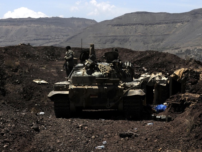واحدة من الدبابات التي استولت عليها قوات أنصار الله من معسكرات الجيش اليمني (غيتي)