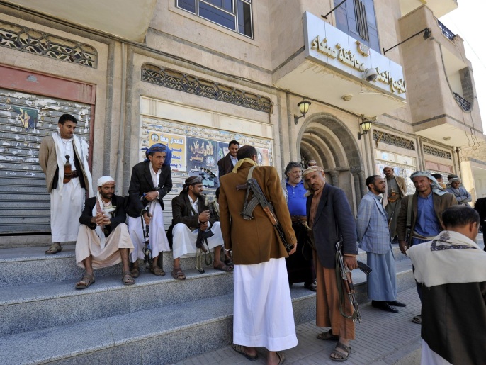 ‪حوثيون أمام أحد المباني الحكومية التي سيطروا عليها في صنعاء‬  (غيتي)