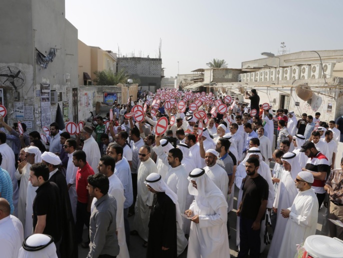 مسيرة لأنصار المعارضة في البحرين أمس تطالب بمقاطعة الانتخابات (أسوشيتد برس)