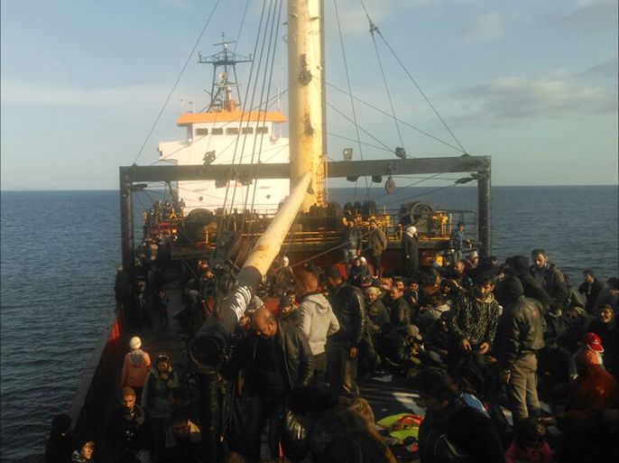 اللاجئون مجتمعون على متن السفينة