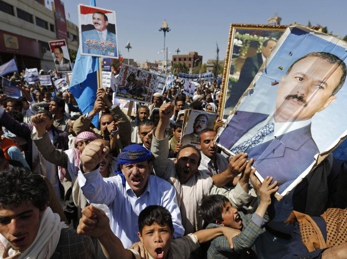 Supporters of Yemen's former President Ali Abdullah Saleh demonstrate during a show of support in Sanaa November 7, 2014. The United States on Thursday denied delivering any threats to Saleh over what Washington suspects is his role in destabilising Yemen. An official source at his General People's Congress (GPC) party said on Wednesday that the U.S. ambassador to Yemen had delivered a message through a mediator for Saleh to leave the country by 5 o'clock (1400 GMT) on Friday or face international sanctions. REUTERS/Khaled Abdullah (YEMEN - Tags: CIVIL UNREST POLITICS)