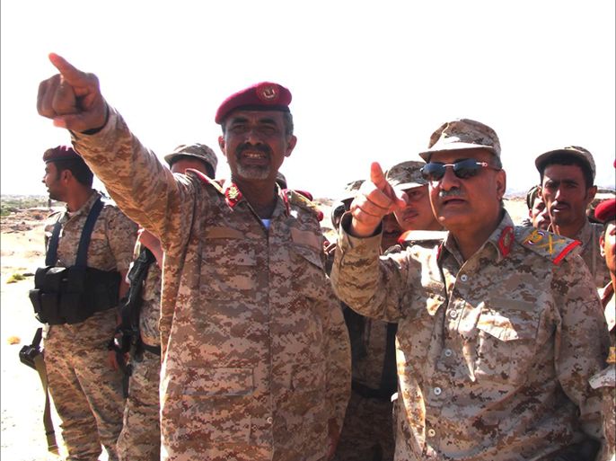 وزير الدفاع اليمني الجديد اللواء محمود الصبيحي الأول من اليسار يليه وزير الدفاع اليمني السابق الجزيرة