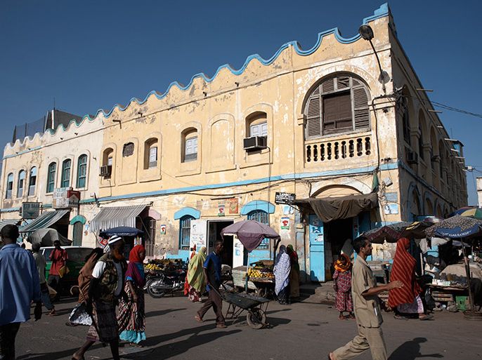 صورة من مدينة جيبوتي - Place du 27 Juin 1977 (Place Menelik) at the heart of the European Quarter, Djibouti City, Djibouti, Africa - الموسوعة