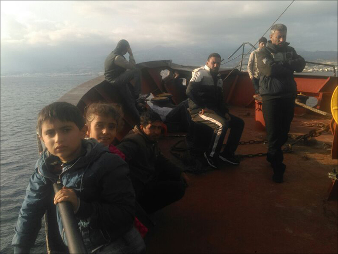 ‪أطفال على مقدمة السفينة وتظهر في الخلفية سواحل جزيرة كريت‬ (الجزيرة)
