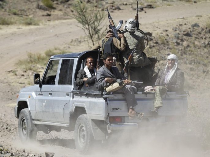 Tribesmen supporting the Shi'ite Houthi rebels ride a truck in Yareem town of Yemen's central province of Ibb October 22, 2014. Houthi fighters clashed with supporters of the Sunni Muslim Islah party in Yareem, earlier this week, residents and local officials said, raising the spectre of a wider sectarian confrontation in the country, which shares a long border with the world's top oil exporter, Saudi Arabia. REUTERS/Khaled Abdullah (YEMEN - Tags: POLITICS CIVIL UNREST)