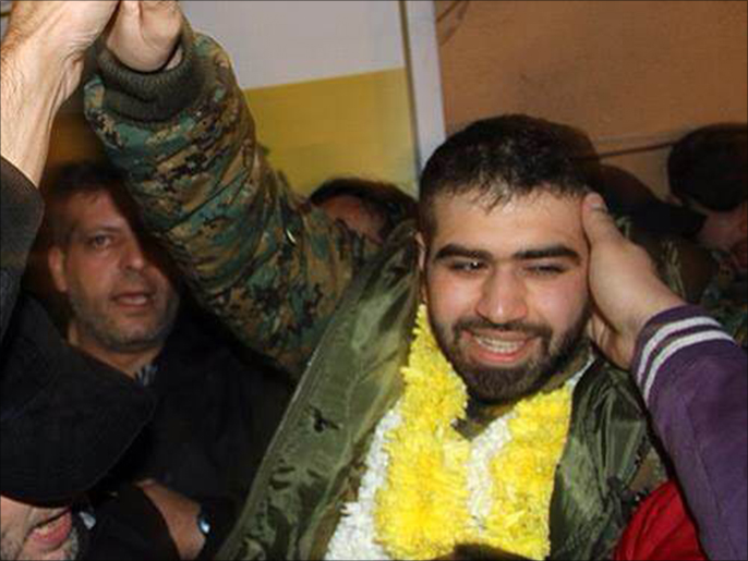 حزب الله احتفل بتحرير أسيرهفي عملية تبادل مع الجيش الحر(الجزيرة نت)