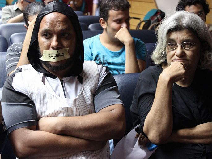 ناشط مضرب عن الطعام تضامنا مع المعتقلين خلال مؤتمر تضامني مع المحبوسين