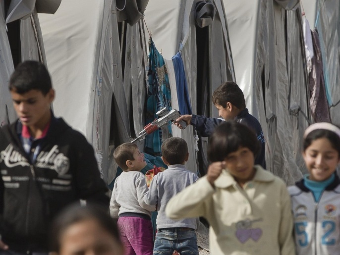 ‪سوريون أكراد من عين العرب بمخيم على الحدود السورية التركية‬ (أسوشيتد برس-أرشيف)