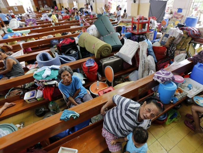 ‪غوبيت‬ فلبينيون التجؤوا إلى إحدى الكنائس هربا من إعصار ها (الأوروبية)