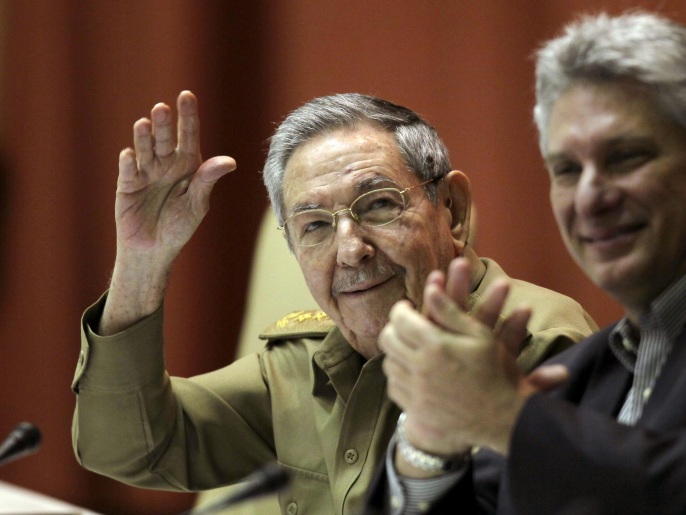 راؤول كاسترو يُلوّح بيده لدى افتتاح جلسة الجمعية الوطنية في هافانا (رويترز)