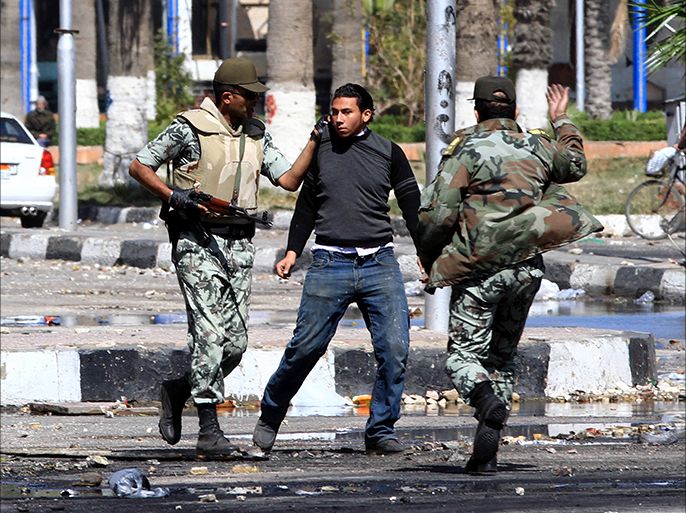 epa03612206 Egyptian army soldiers arrest an alleged rioter during clashes in Port Said, Egypt, 06 March 2013. According to the Egyptian Health Ministry on 06 March, at least 471 people were injured in overnight clashes between anti-government protesters and police in Cairo and the restive city of Port Said. At the weekend, five people, including two policemen, were killed in Port Said, which has been gripped by violence for more than a month. EPA/AHMED YOUSSEF