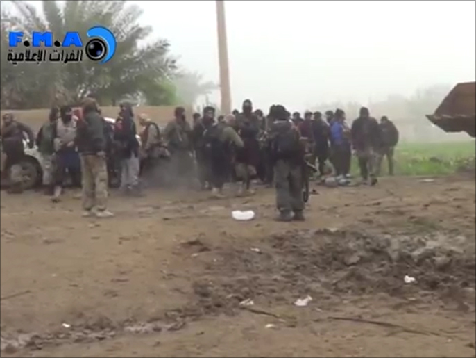 ‪مقاتلون من تنظيم الدولة في محيط مطار دير الزور العسكري‬ (ناشطون)