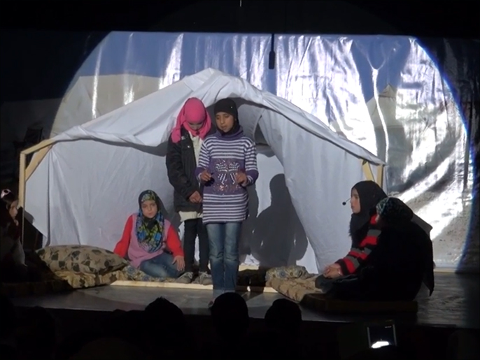 فتيات مخيم الزعتريفي أحد مشاهد المسرحية (الجزيرة نت)