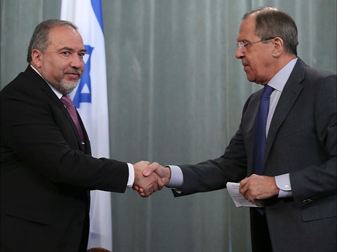 epa04585584 Russian Foreign minister Sergei Lavrov (R) shakes hands with Israeli Foreign Minister Avigdor Lieberman (L) after their joint press conference during meeting in Moscow, Russia, 26 January 2015. EPA/SERGEI ILNITSKY