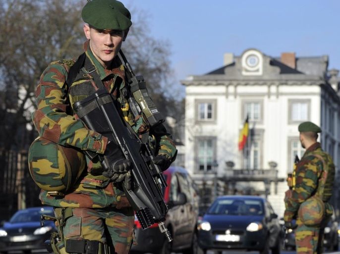 Belgian soldiers guard outside the U.S. Embassy in Brussels near the Belgian Parliament January 17, 2015. Belgium is deploying hundreds of troops to guard potential targets of terrorism, including Jewish sites and diplomatic missions, following a series of raids and arrests, the defence minister said on Saturday. REUTERS/Eric Vidal (BELGIUM - Tags: CRIME LAW MILITARY)