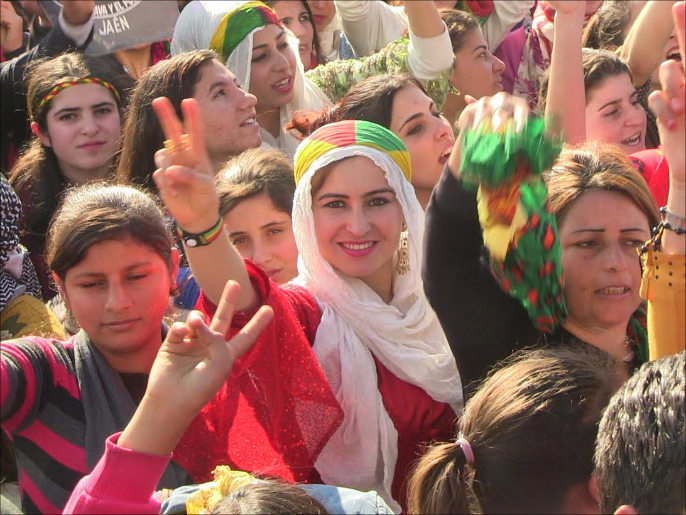 ‪جانب من احتفالات الأكراد بطرد تنظيم الدولة من عين العرب‬ (الجزيرة نت)