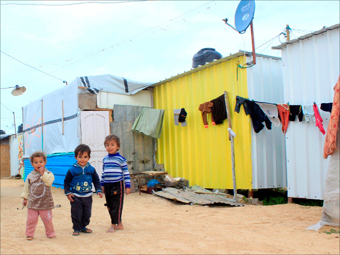 ‪تلوين المساكن المؤقتة للاجئين رسالة بأن الفلسطينيين‬ (الجزيرة)