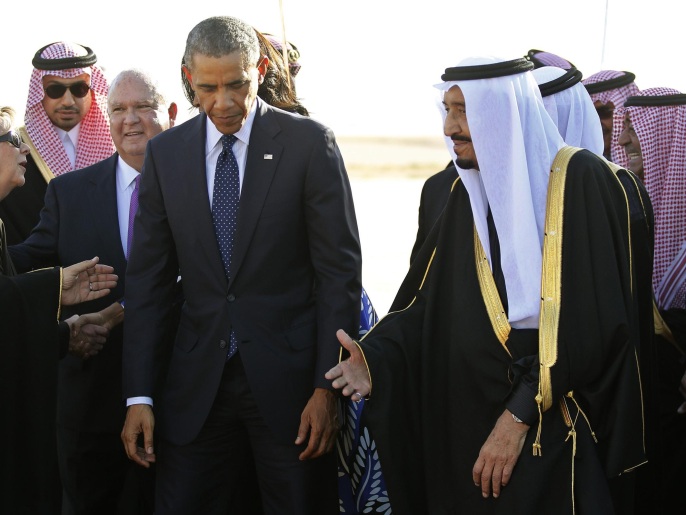 ‪(رويترز)‬ باراك أوباما مع الملك سلمان بن عبد العزيز أثناء وصوله مطار الملك خالد الدولي  بالرياض 