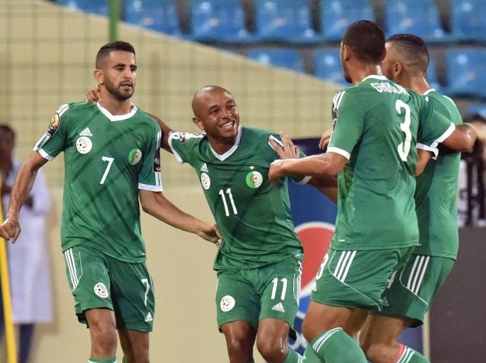 Algeria's forward Riyad Mahrez (L) is congratulated by teammates after scoring a goal during the 2015 African Cup of Nations group C football match between Senegal and Algeria, on January 27, 2015 in Malabo. AFP PHOTO / ISSOUF SANOGO