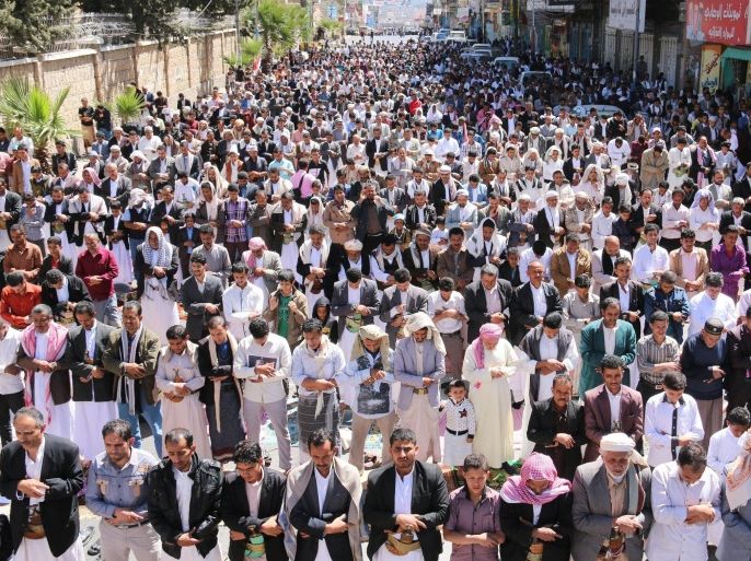 IBB, YEMEN - JANUARY 30: Yemenis perform Friday prayers ahead of a protest against Houthis at Change Square in Ibb, Yemen on January 30, 2015.