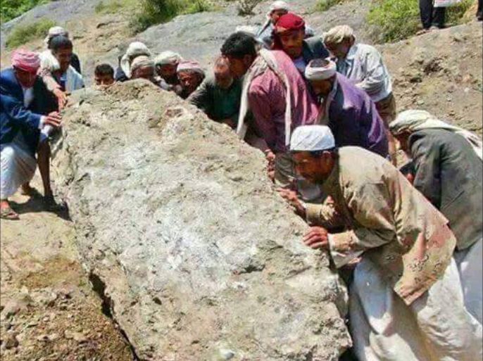 رقم(1)ناشطون ينشرون صورة عمال يحاولون إزاحة صخرة كبيرة ردا على خطاب الحوثي