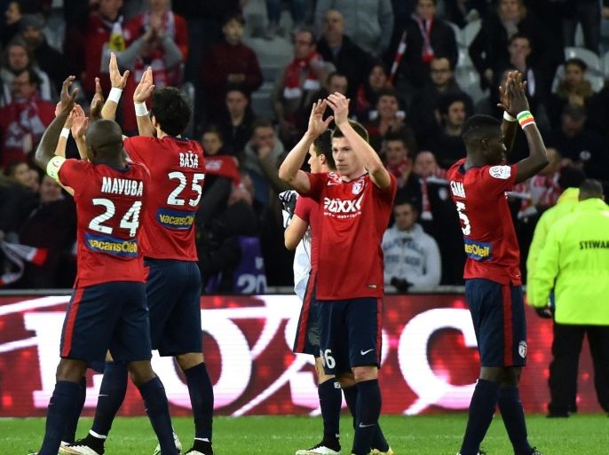 Lille's players applaud ater winning the French L1 football match between Lille (LOSC) and Lyon (OL) on February 28, 2015 at the Pierre Mauroy Stadium in Villeneuve d'Ascq, northern France. AFP PHOTO / PHILIPPE HUGUEN