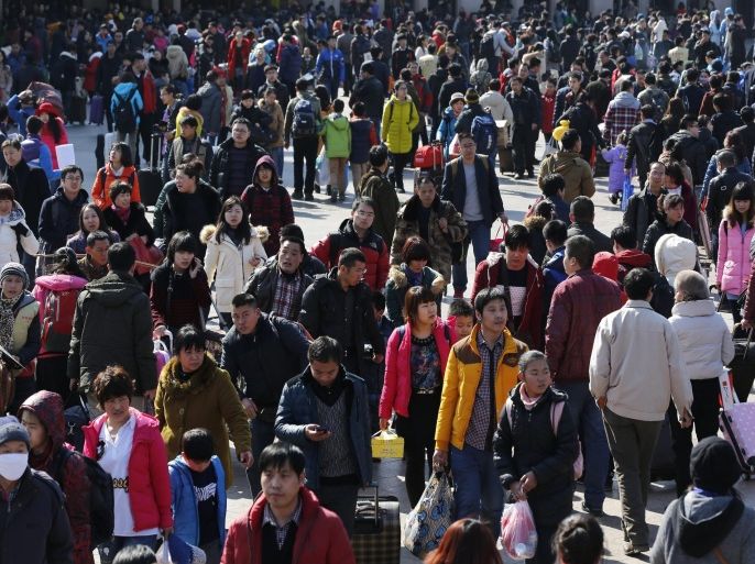 Travelers arrive at the Beijing railway station in Beijing, China, 26 February 2015. Millions of Chinese people returned to the Chinese capital Beijing after they travelled to their hometowns all over the country during the seven-day Chinese Spring Festival holidays.