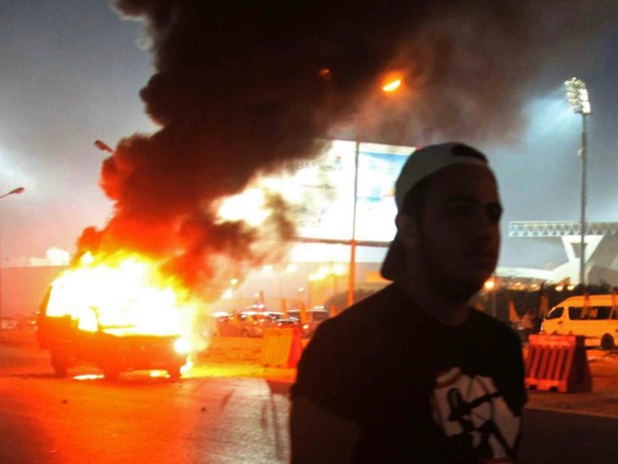 الأمن المصري اتهم الألتراس بإحراق سيارة للشرطة (رويترز)