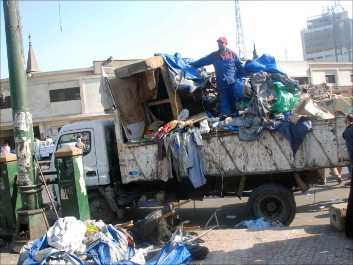 ‪القمامة تنتشر بشوارع مصر بينما يدور الحديث عن حلم المشروع النووي‬ (الجزيرة)