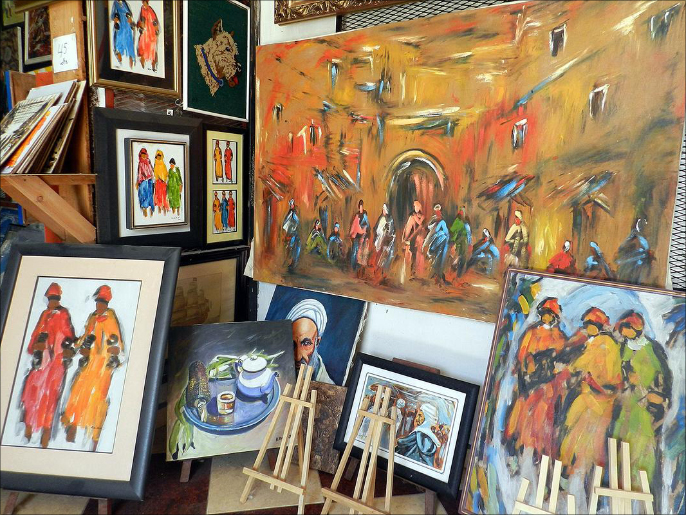 أحمد جابر يعرض لوحات تتعاطى جلها مع مواضيع الطبيعة والشخوص والثقافة المغربية(الأناضول)