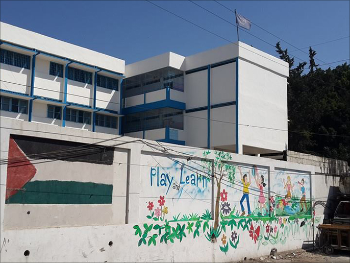 ‪مدارس الأونروا في لبنان تضم آلاف اللاجئين الفلسطينيين الفارين من سوريا‬ (الجزيرة)