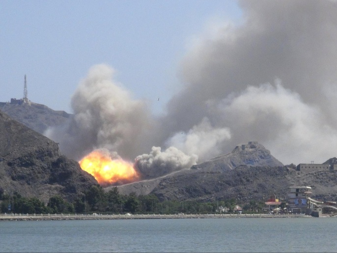 الانفجارات وقعت بمخزن أسلحة في قبو جبلي يعود للجيش اليمني(رويترز)