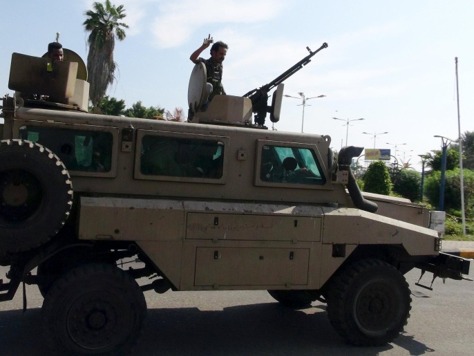 مسلحون موالون لهادي في عدن (رويترز)