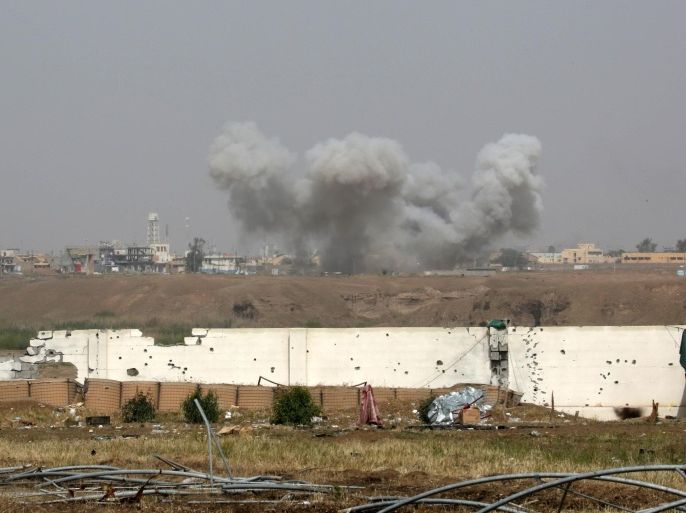 Smoke rises from central Tikrit as Iraqi security forces try to regain the city of Tikrit, 80 miles (130 kilometers) north of Baghdad, Iraq, Monday, March 30, 2015. (AP Photo/Khalid Mohammed)