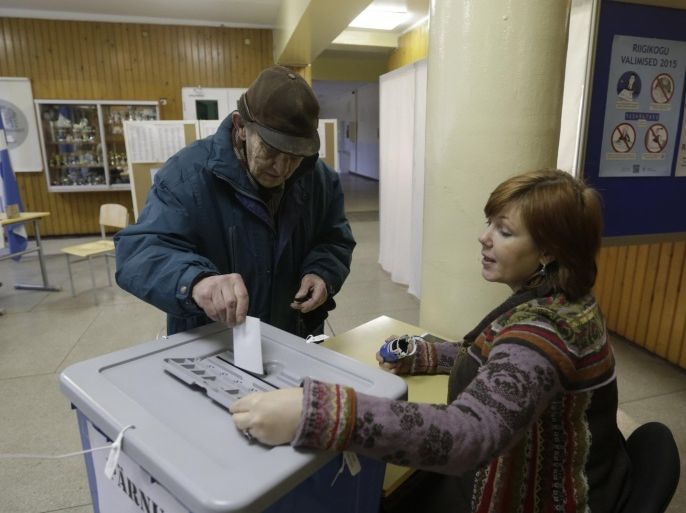 A man casts his vote during a parliamentary election in Parnu March 1, 2015. Estonians voted on Sunday in a parliamentary election with centre-right Prime Minister Taavi Roivas favoured to form a new pro-NATO coalition and fend off a challenge by an opposition party that wants better ties with neighbouring Russia. REUTERS/Ints Kalnins (ESTONIA - Tags: POLITICS ELECTIONS)