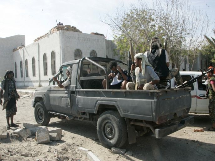 عناصر من اللجان الشعبية الموالية للرئيس هادي في مدينة عدن جنوبي اليمن