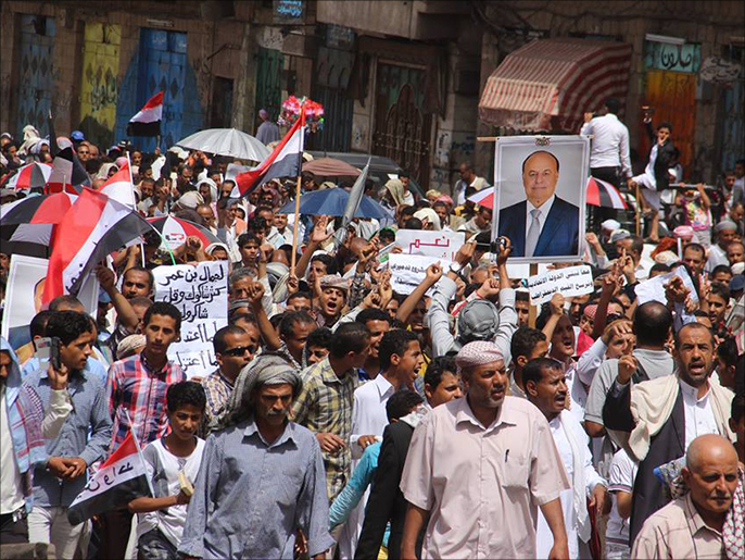 ‪جانب من مسيرة تؤكد شرعية هادي‬ (الجزيرة)