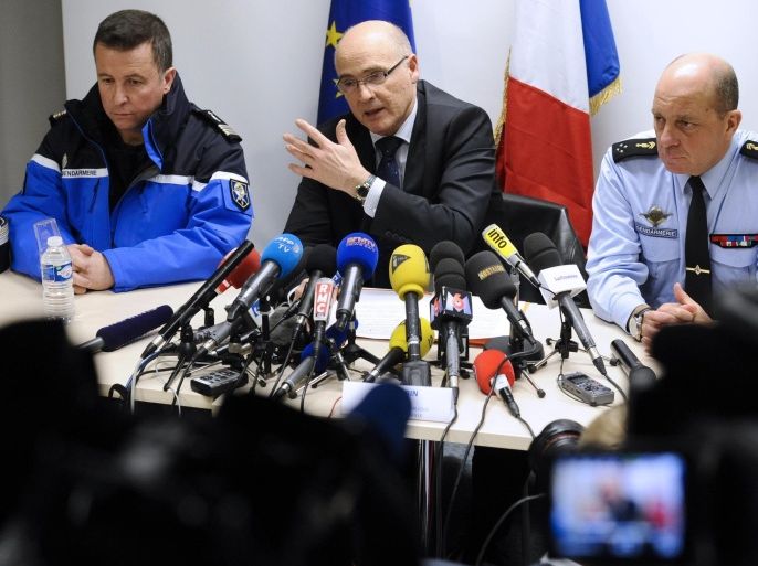 French prosecutor of Marseille Brice Robin (C), flanked by General David Galtier (R), speaks to the press on March 26, 2015 in Marignane airport near the French southern city of Marseille. The co-pilot 'voluntarily' initiated the descent of the Germanwings flight that crashed into the French Alps and refused to open the door to the pilot who was outside the cockpit, the lead investigator said today. AFP PHOTO / FRANCK PENNANT