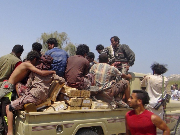 شاحنة محملة بذخائر تم الاستيلاء عليها من معسكر للجيش في عدن جنوبي اليمن (رويترز)